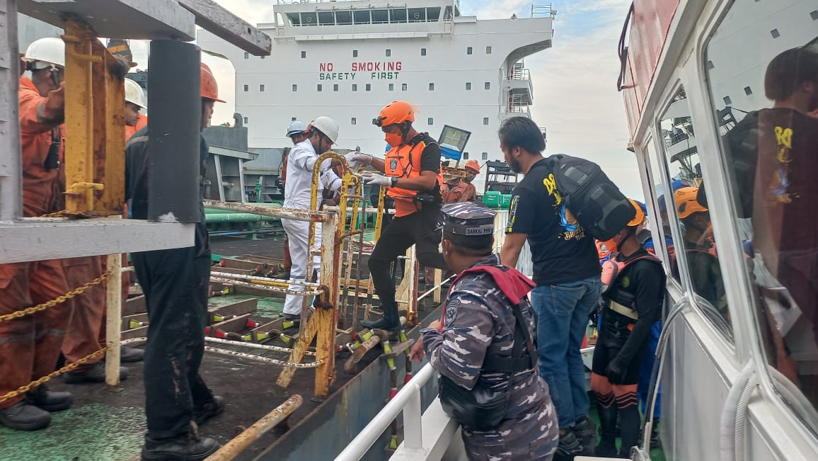 Lanal Lampung dan tim terpadu sukses evakuasi jenazah ABK MV. CEYLON BREEZE di Teluk Lampung pada 5 Oktober 2025.