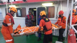Lanal Lampung dan tim terpadu sukses evakuasi jenazah ABK MV. CEYLON BREEZE di Teluk Lampung pada 5 Oktober 2025 (Foto Husni NM)
