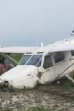Pesawat Capung TNI AU Mendarat Darurat di Sawah Karawang, Pilot Selamat