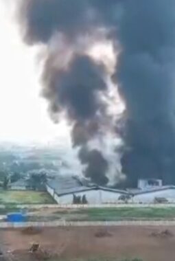 Kebakaran Hebat Lahap Pabrik Tekstil di Jababeka Bekasi, Puluhan Damkar Dikerahkan!