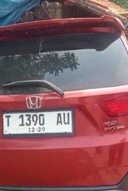 Honda MPV Merah Tabrak Warung Buah di Cabangbungin Bekasi, Sopir Hindari Motor Lawan Arah